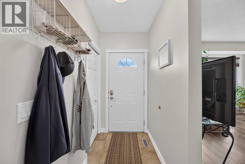 Listing photo – 1008 2 Street NE, Sundre