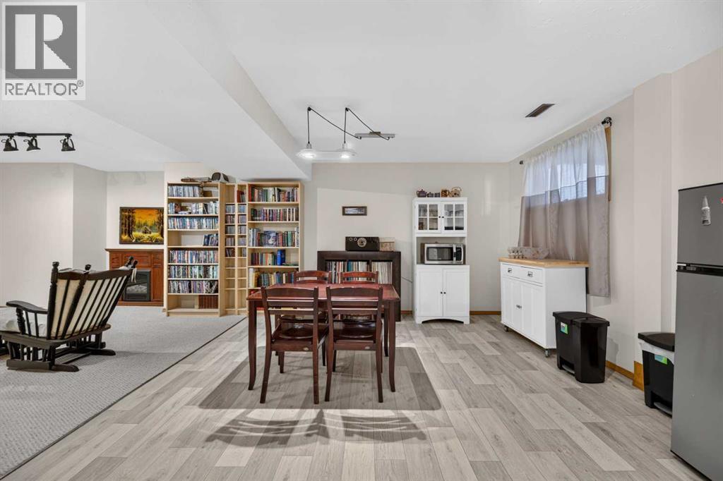 Listing photo – 1008 2 Street NE, Sundre