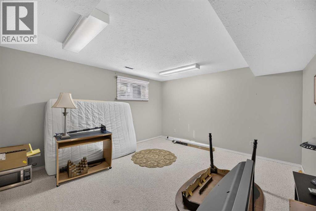 Listing photo – 1008 2 Street NE, Sundre