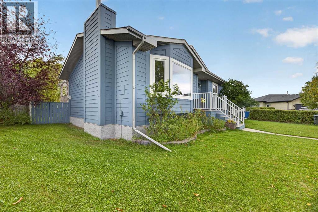 Listing photo – 1008 2 Street NE, Sundre