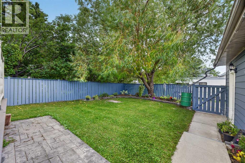 Listing photo – 1008 2 Street NE, Sundre