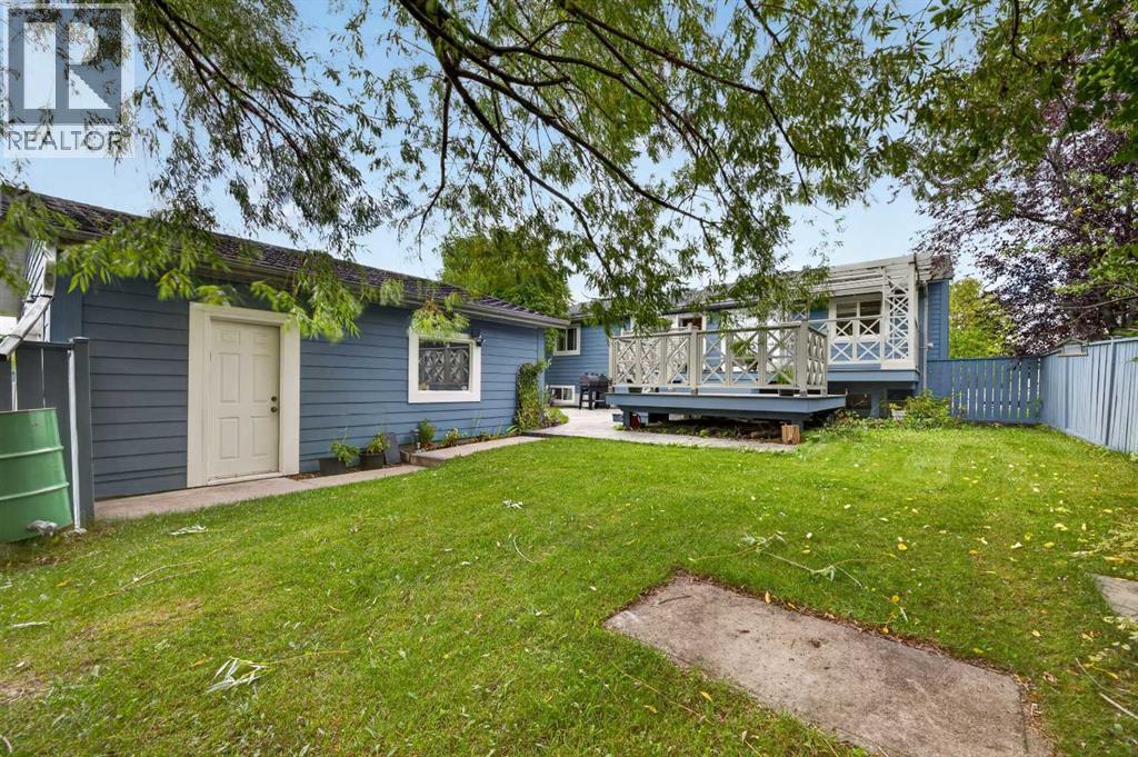 Listing photo – 1008 2 Street NE, Sundre
