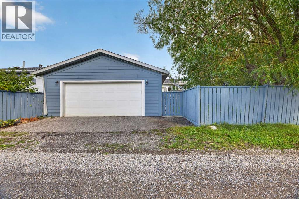 Listing photo – 1008 2 Street NE, Sundre