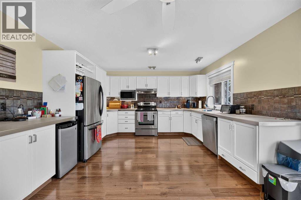 Listing photo – 1008 2 Street NE, Sundre
