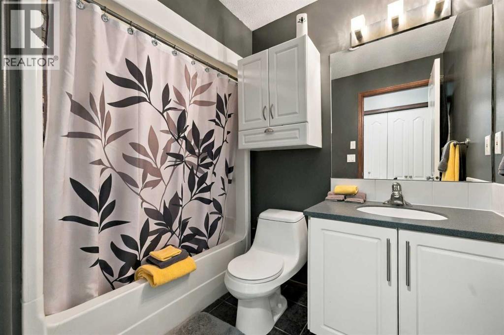 Main 4-piece bathroom