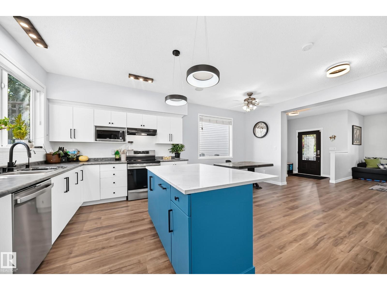 1115 80 St SW, Summerside — photo 9 of 30
