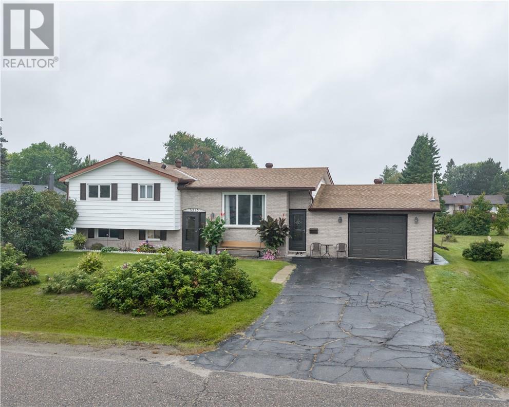 3213 Parkdale Crescent - 1