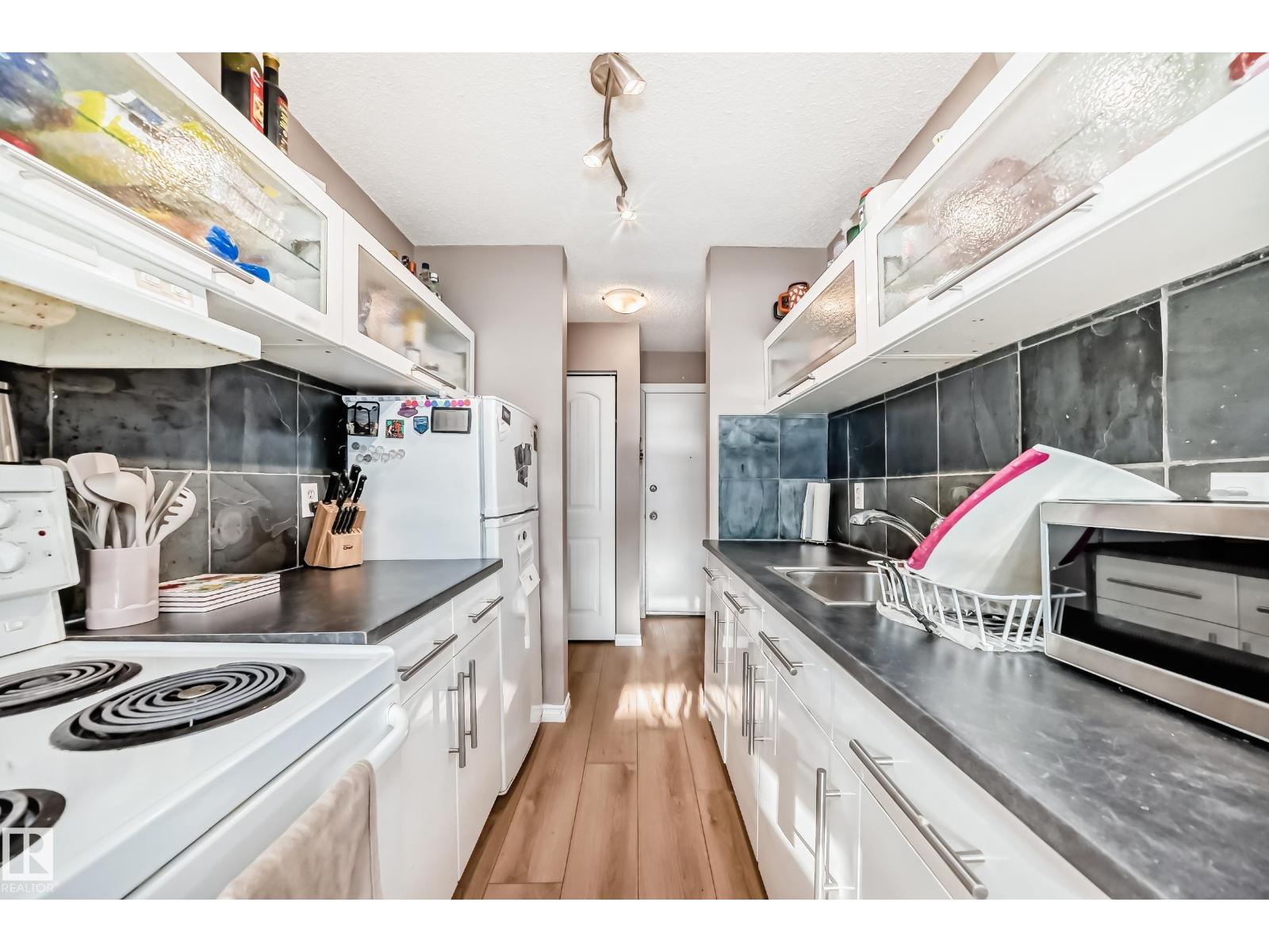 #102 10149 83 AV NW - 8