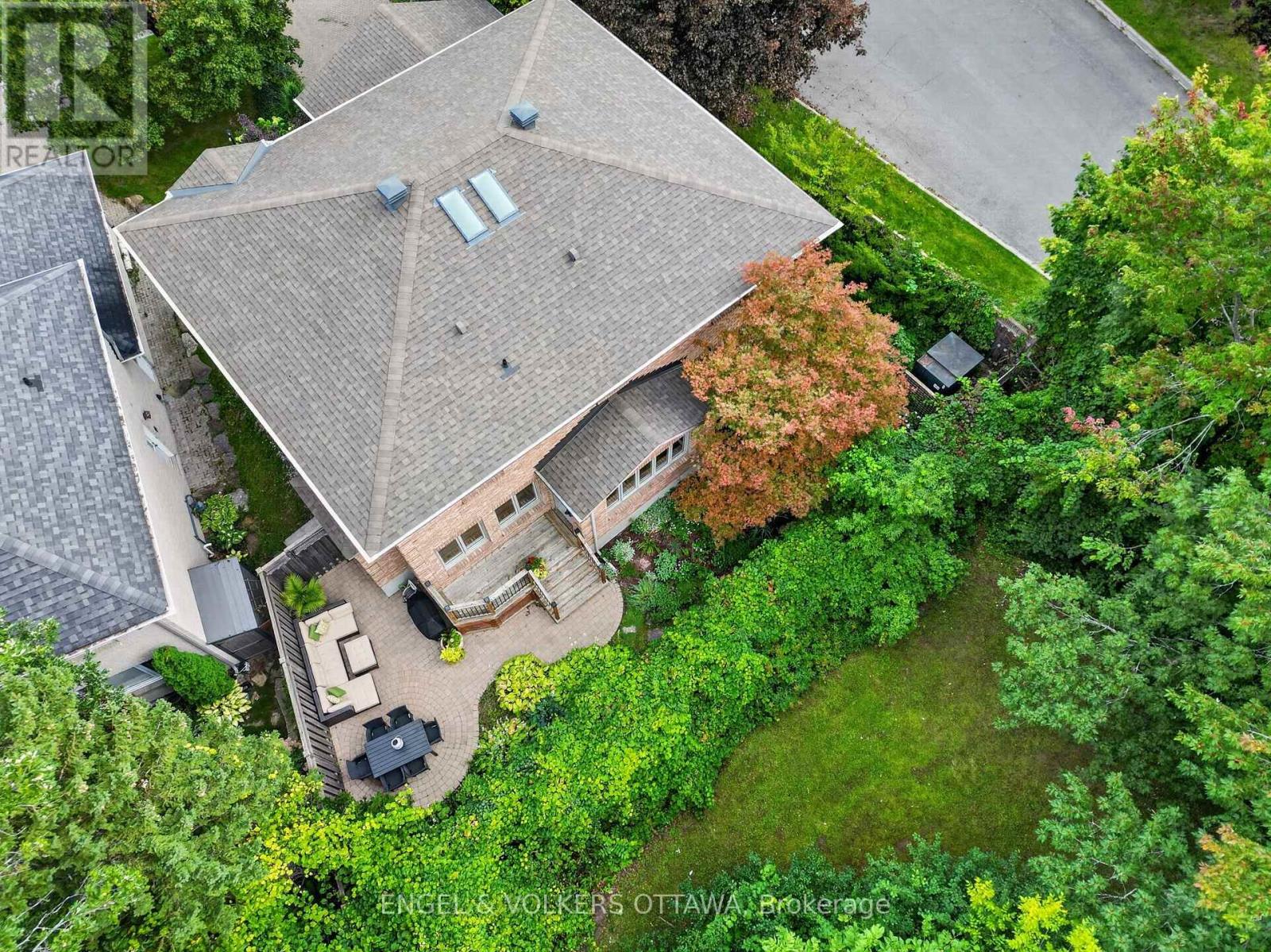 2106 LAMIRA STREET - Image 38
