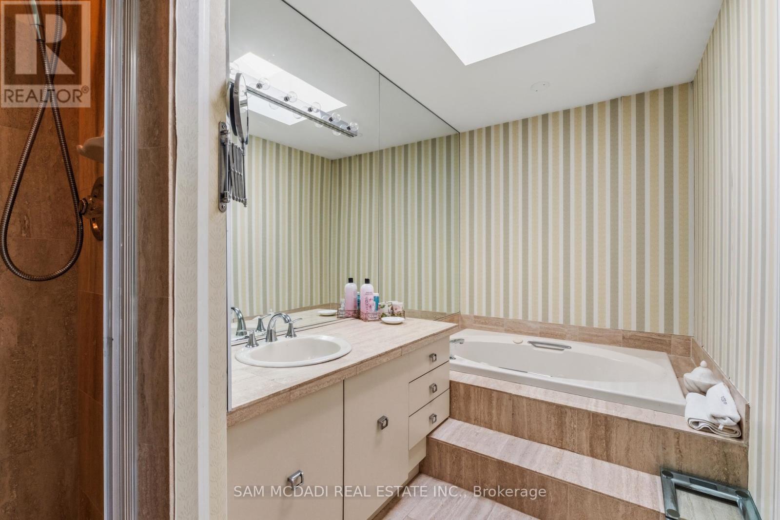690 ORIOLE PARKWAY - Image 27