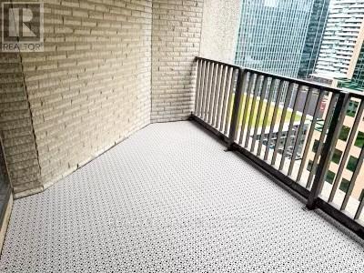 #2233 33 HARBOUR SQUARE - 21
