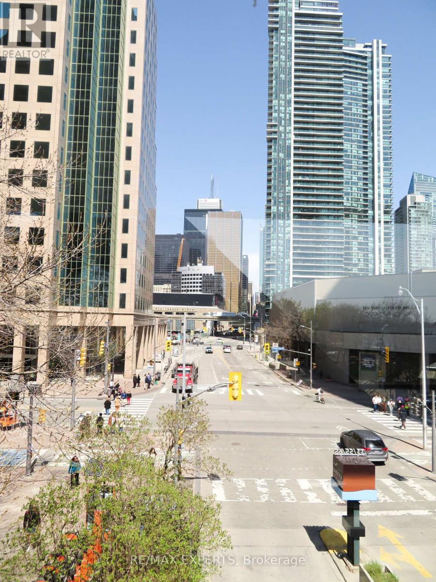 #2233 33 HARBOUR SQUARE - 31