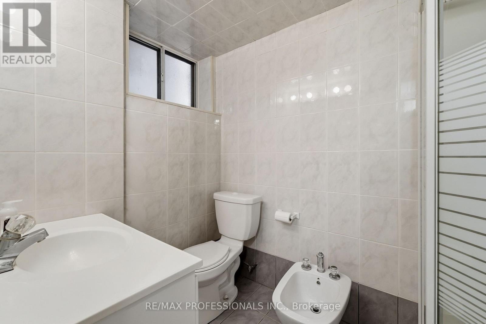 227 MONTROSE AVENUE - Image 40