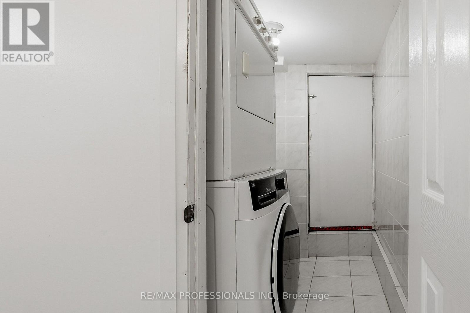 227 MONTROSE AVENUE - Image 42