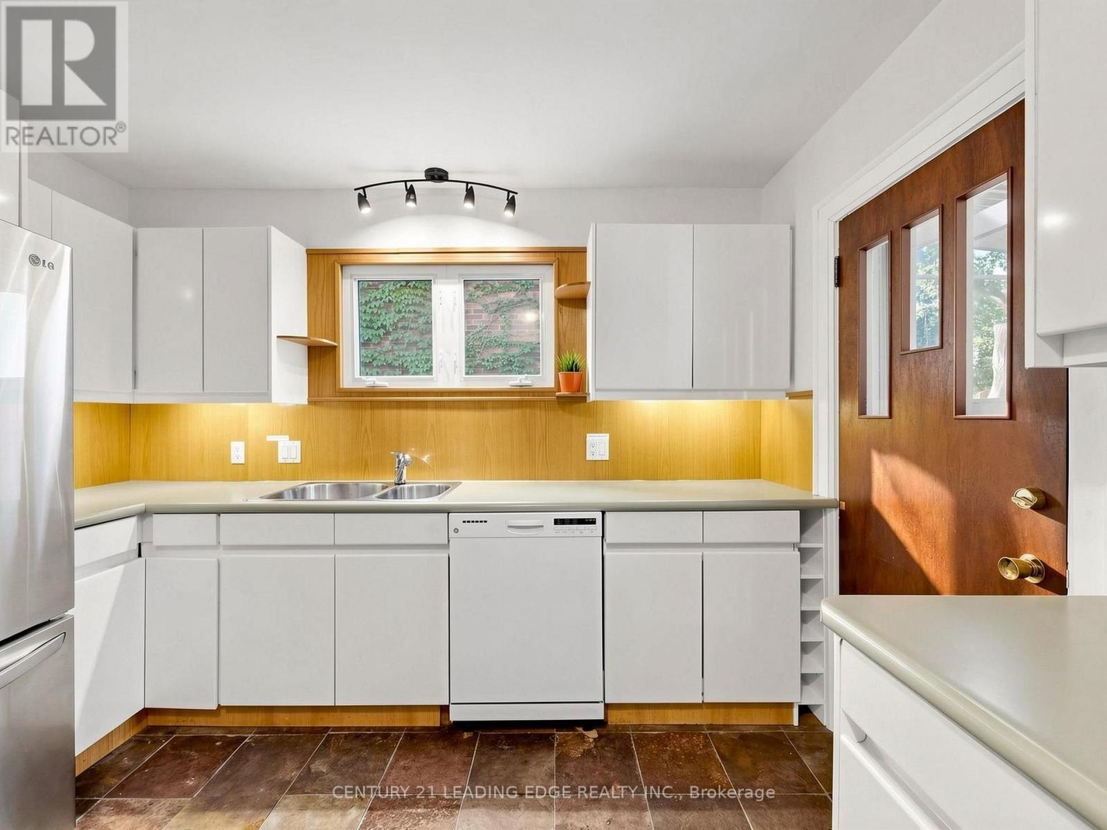 108 Frederick Street, Oshawa, ON photo 7
