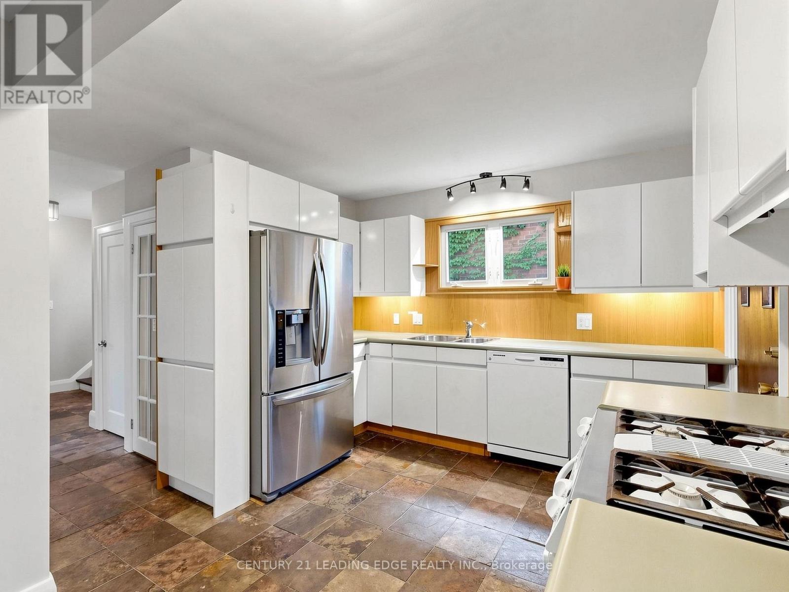 108 Frederick Street, Oshawa, ON photo 8