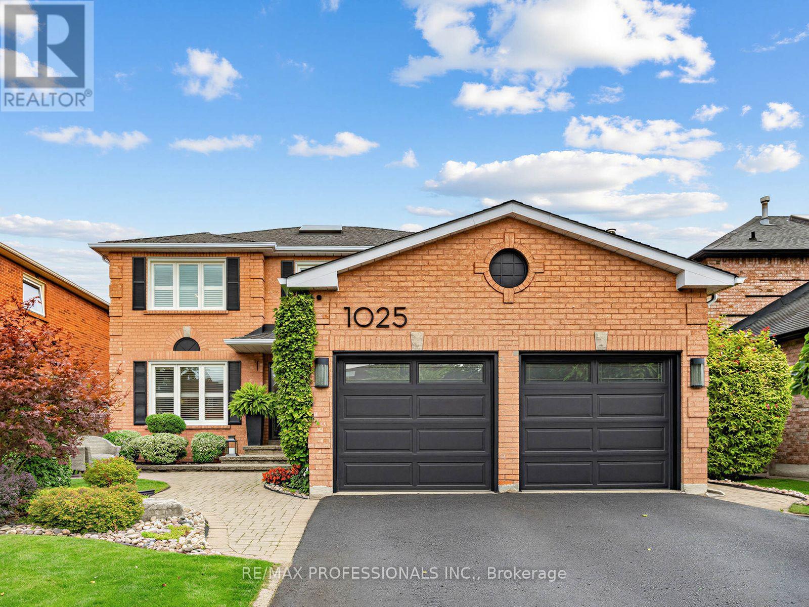 1025 Moorelands Crescent, Pickering, ON photo 2
