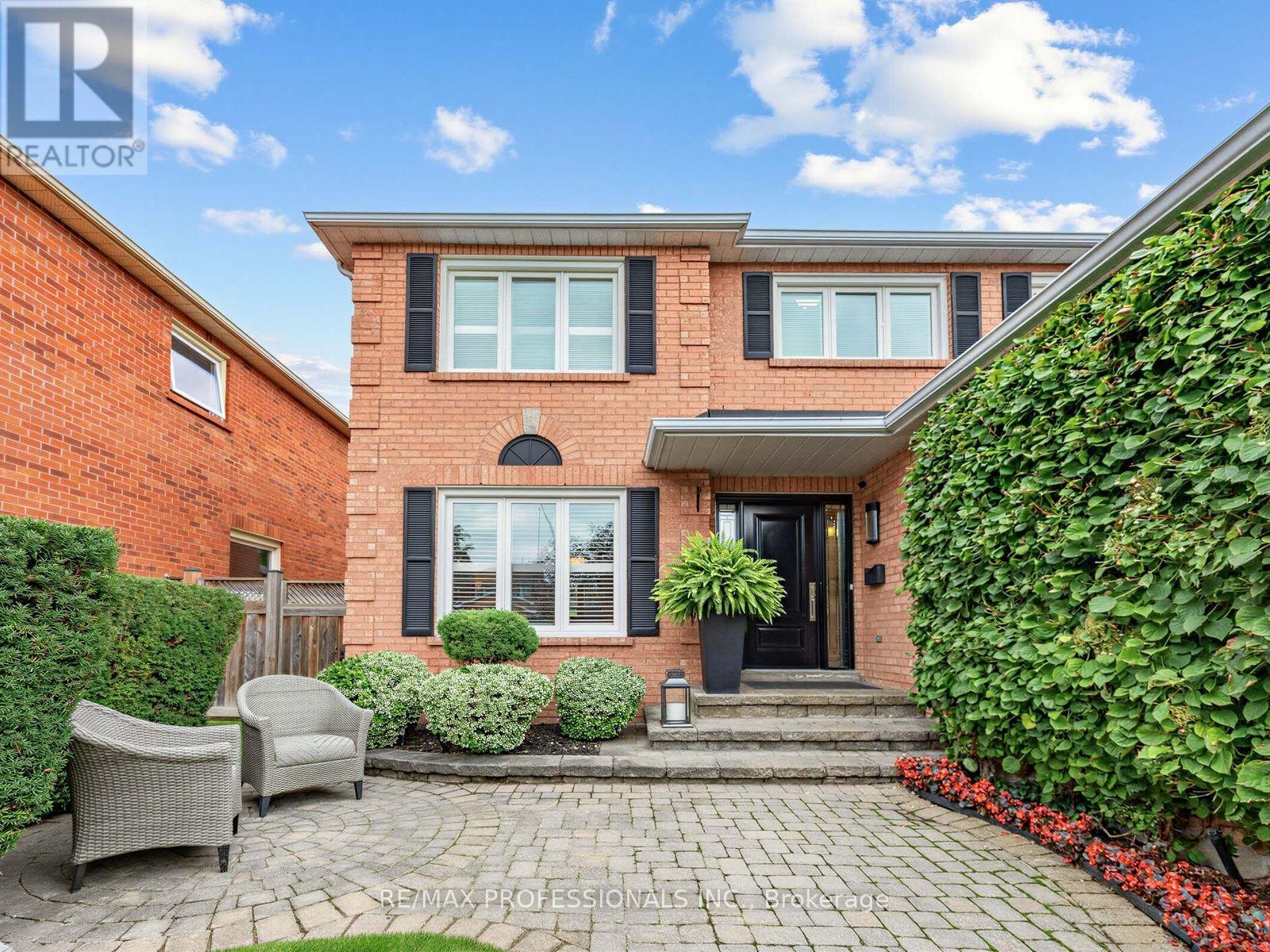 1025 Moorelands Crescent, Pickering, ON photo 3
