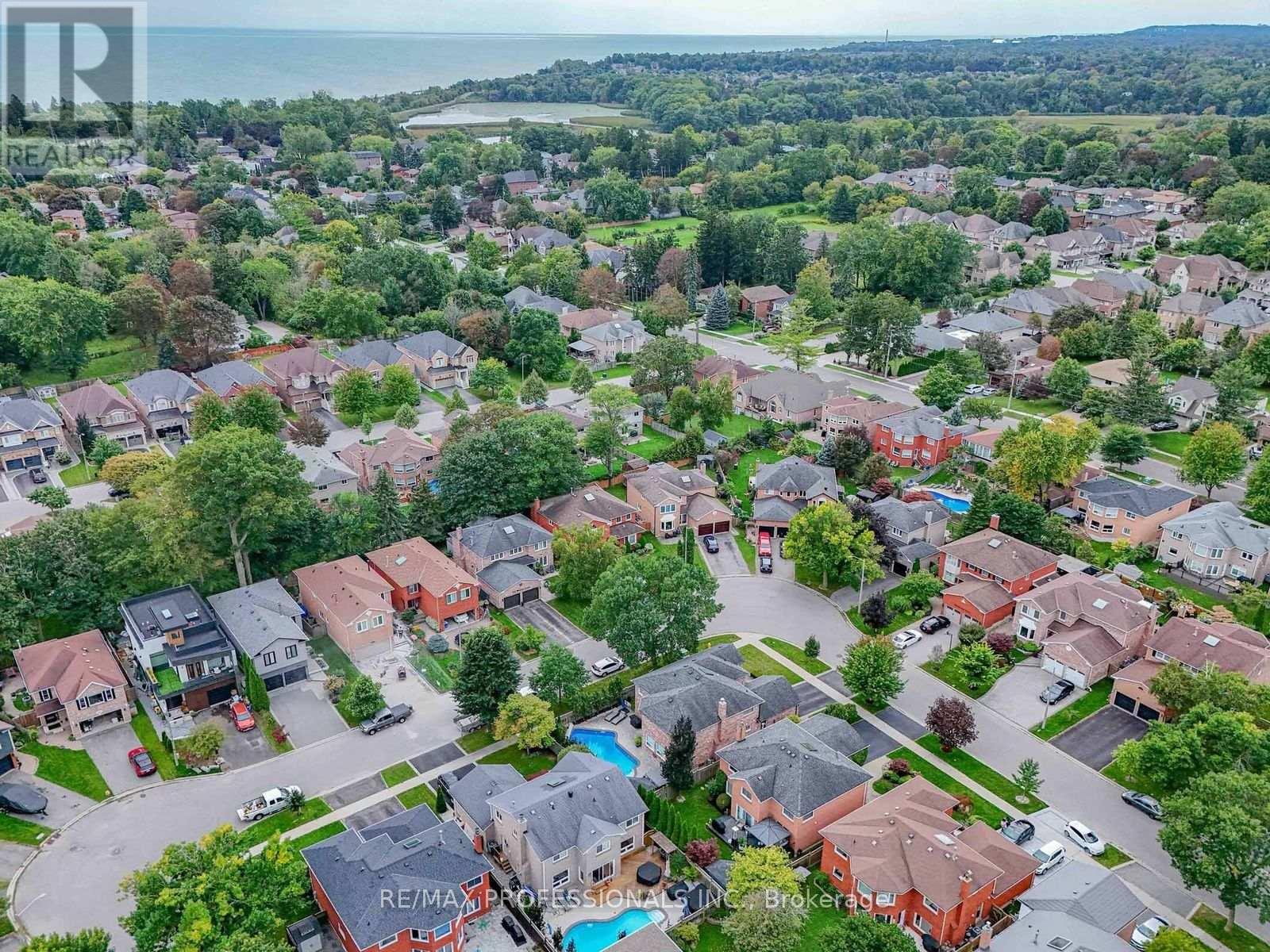 1025 MOORELANDS CRESCENT - 45