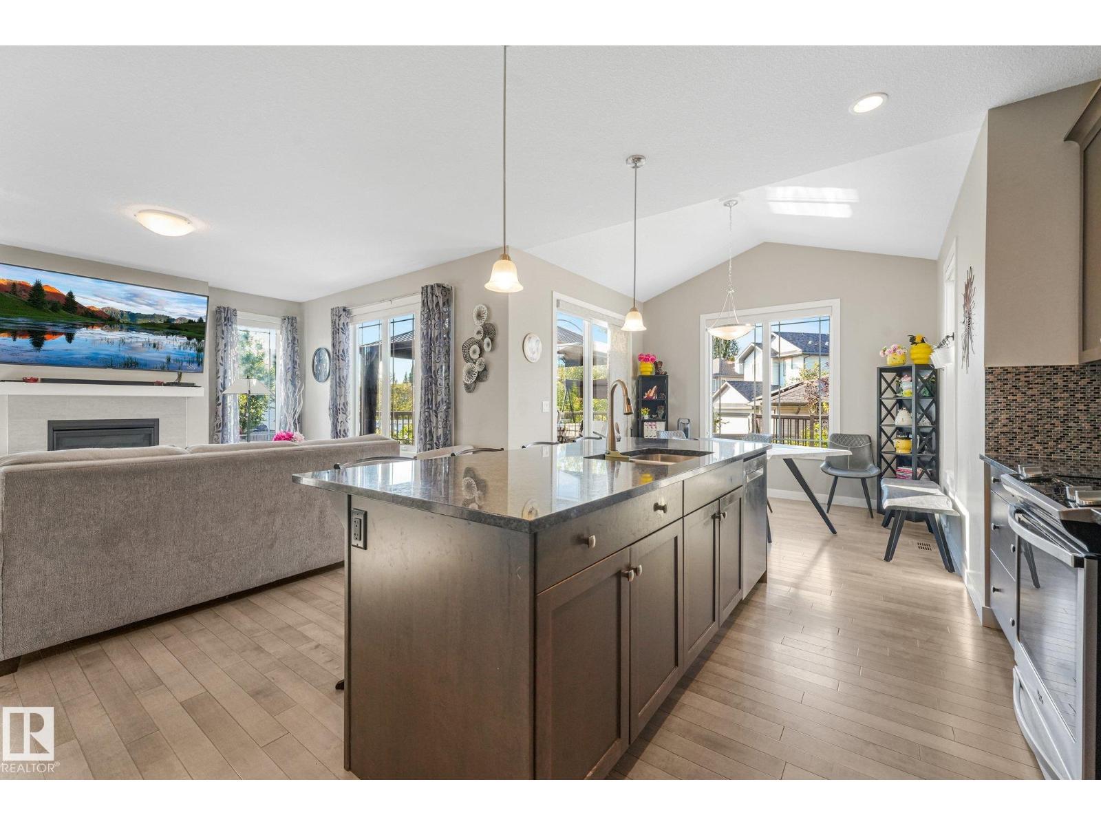 100 RIDEAU PL - Image 13