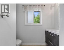 1819 Dunnett Cres, Saanich, BC V8N2P4 Photo 24