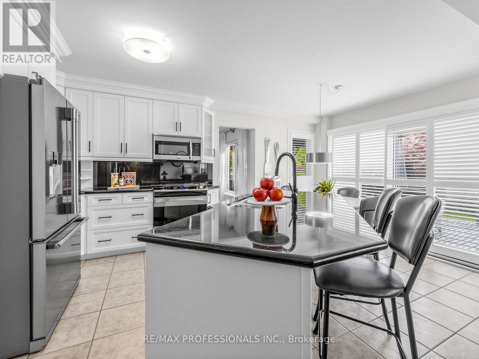 1025 MOORELANDS CRESCENT - 13
