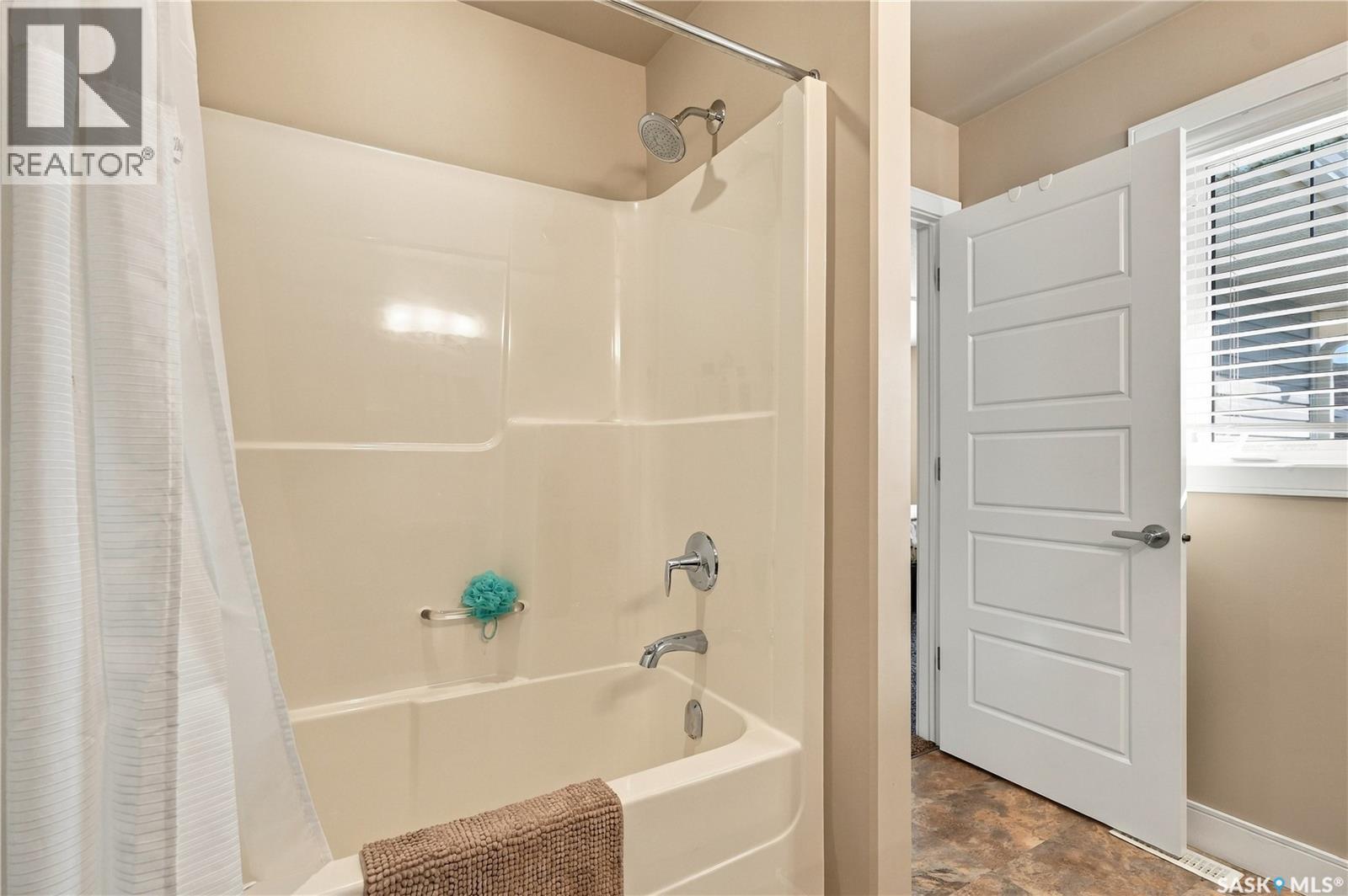 #52 115 Veltkamp CRESCENT - 28