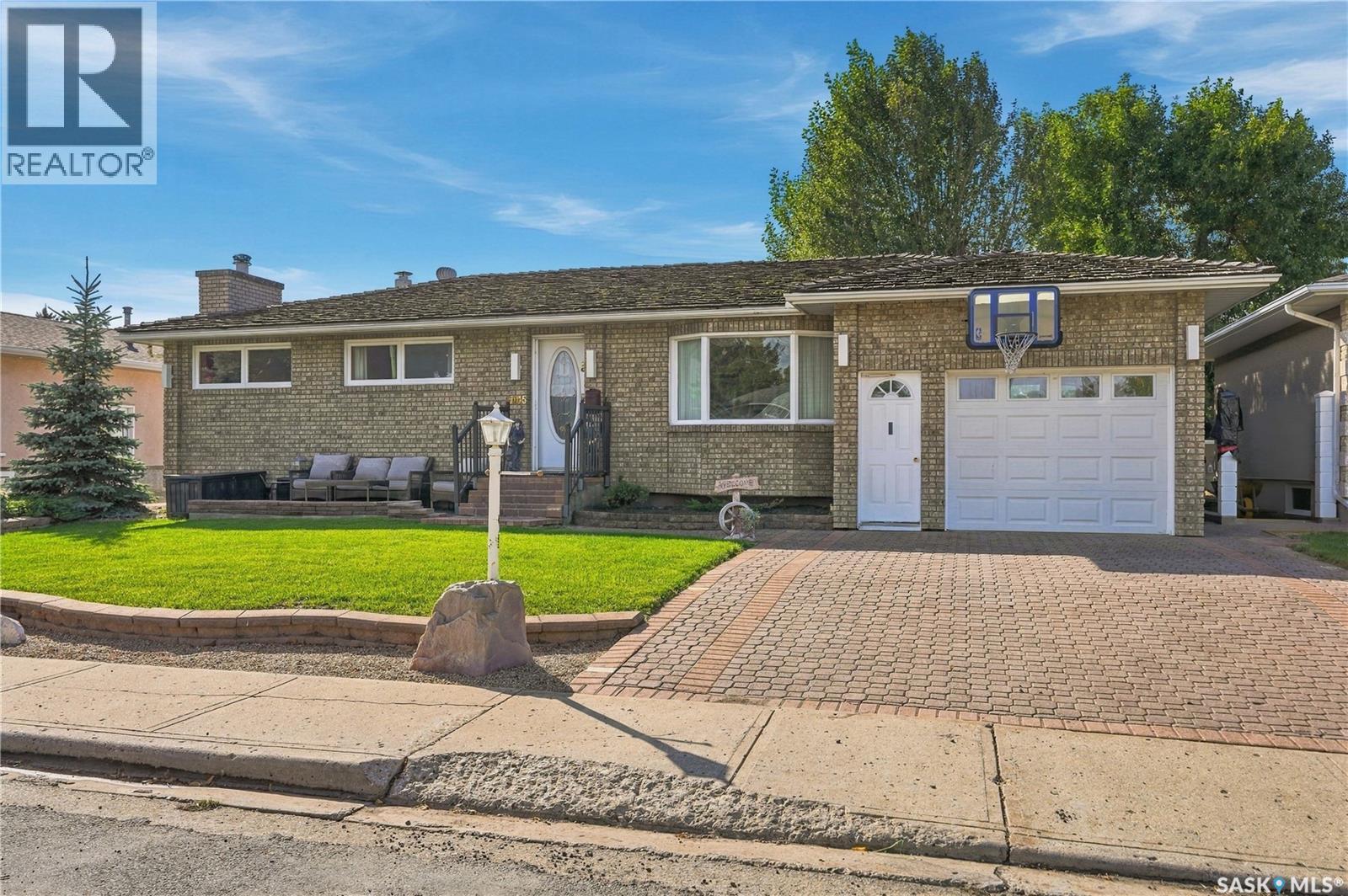 1015 Simcoe STREET, Moose Jaw