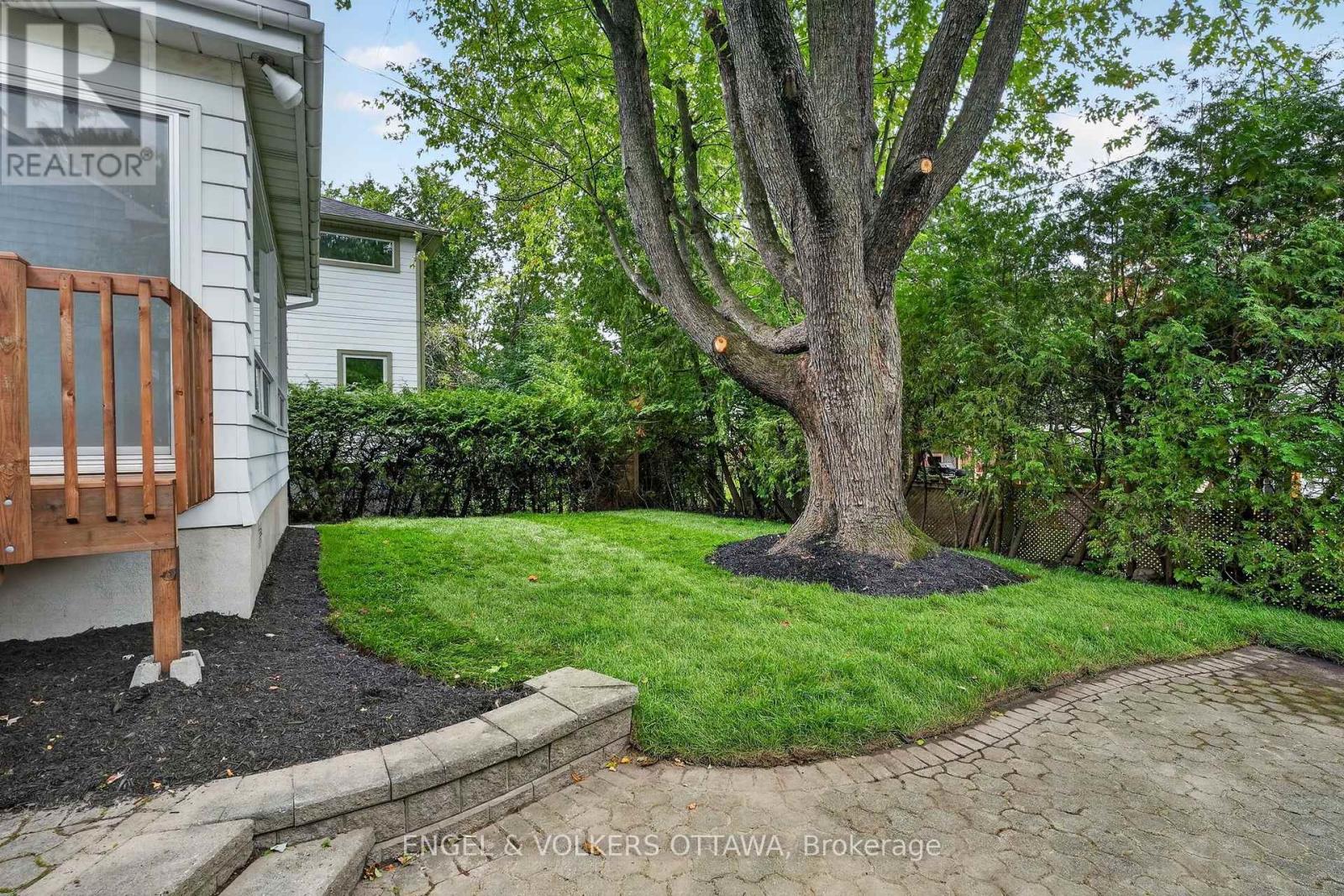 35 BEDFORD CRESCENT photo 33