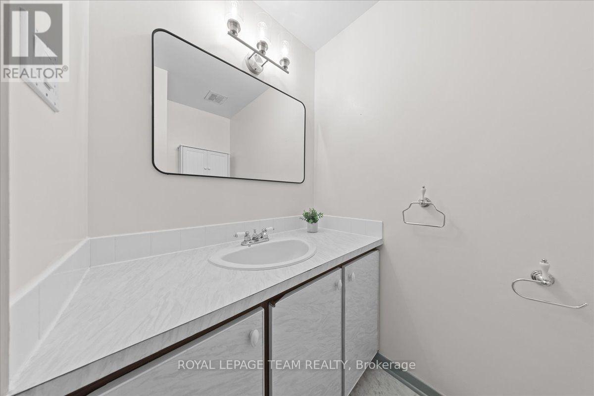 1844 GREENACRE CRESCENT photo 19