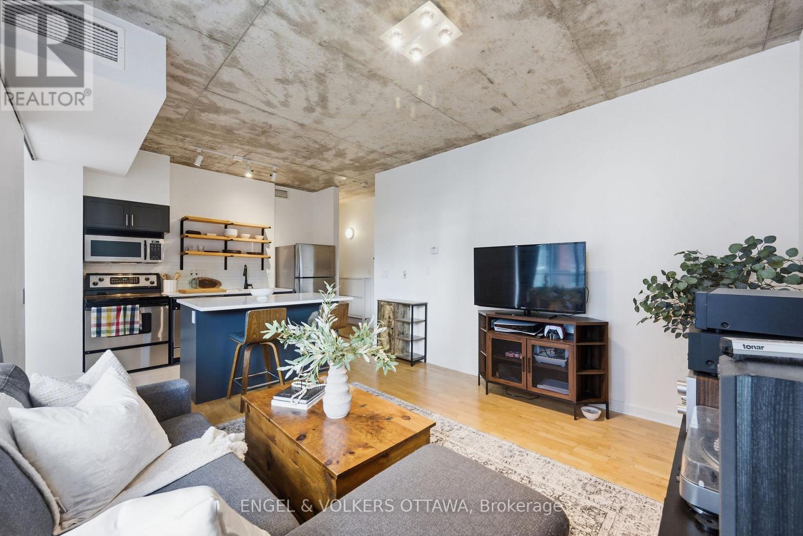 #207 180 YORK STREET - 3