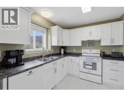 Living room - 8857 Badger Drive, Kamloops, BC V2C6V2 Photo 13