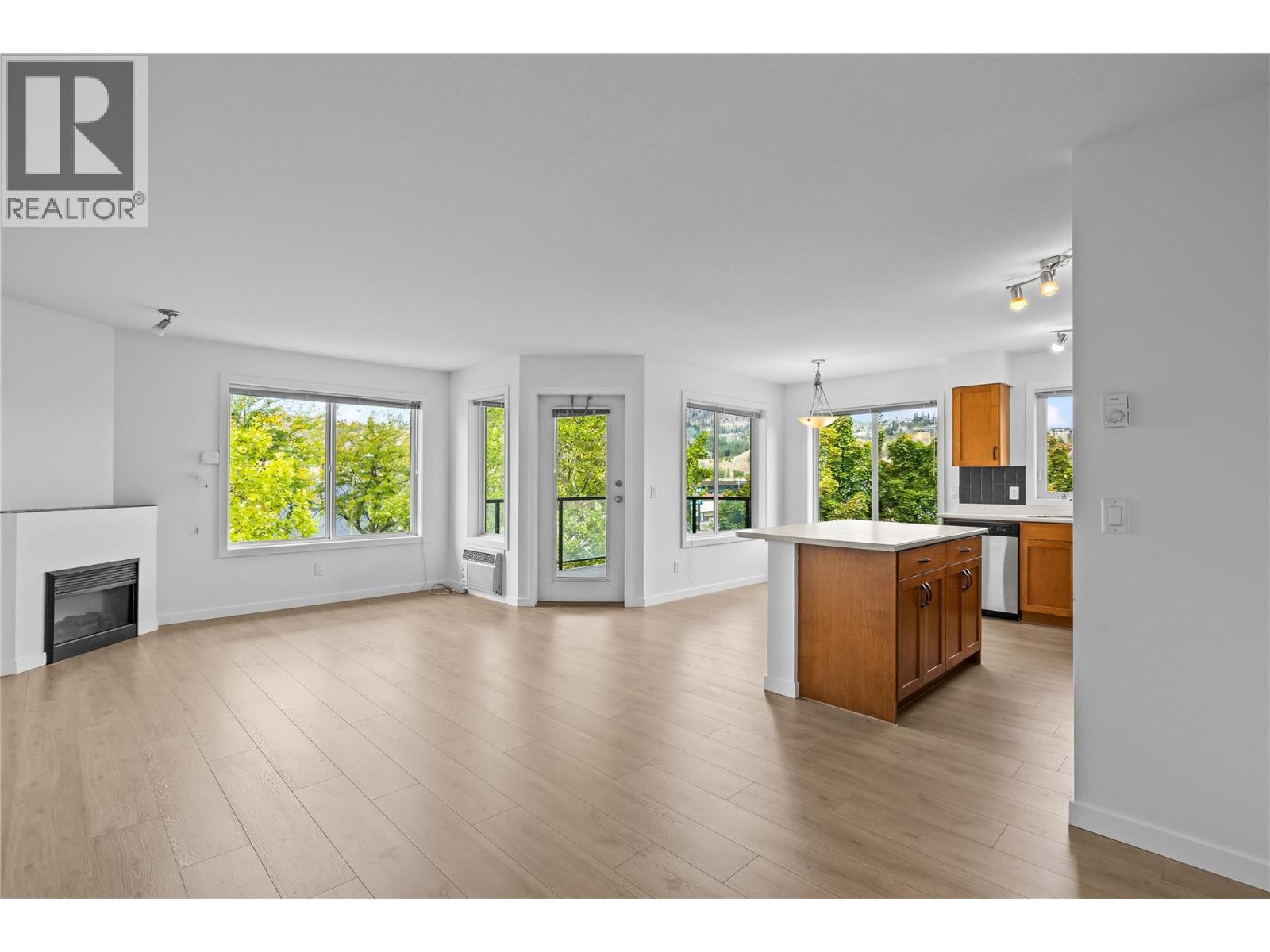 302 135 Ziprick Road, Kelowna