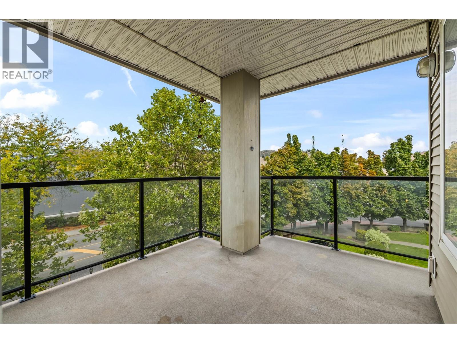 302 135 Ziprick Road, Kelowna