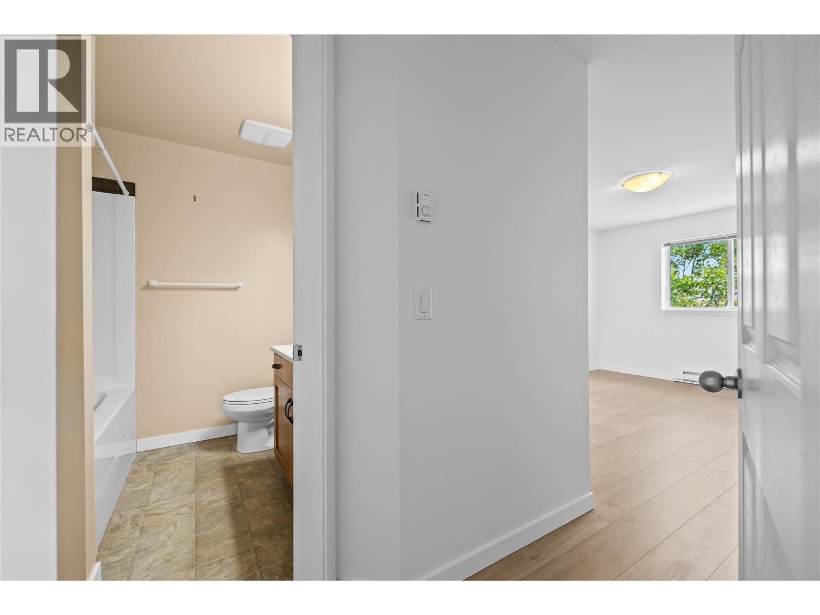 302 135 Ziprick Road, Kelowna