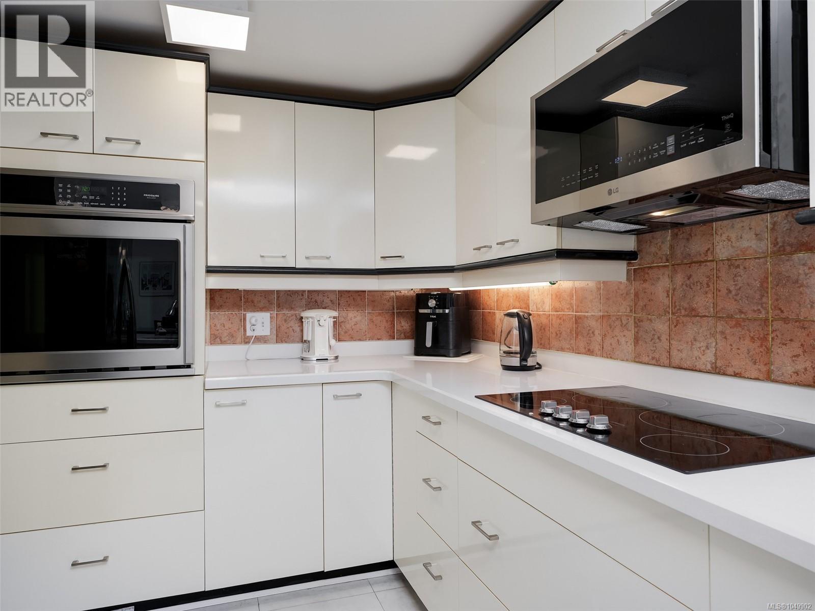 #3105 2829 Arbutus Rd - 7