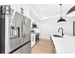 4pc Bathroom - 2236 44 Street Nw, Calgary, AB T3B0X6 Photo 7