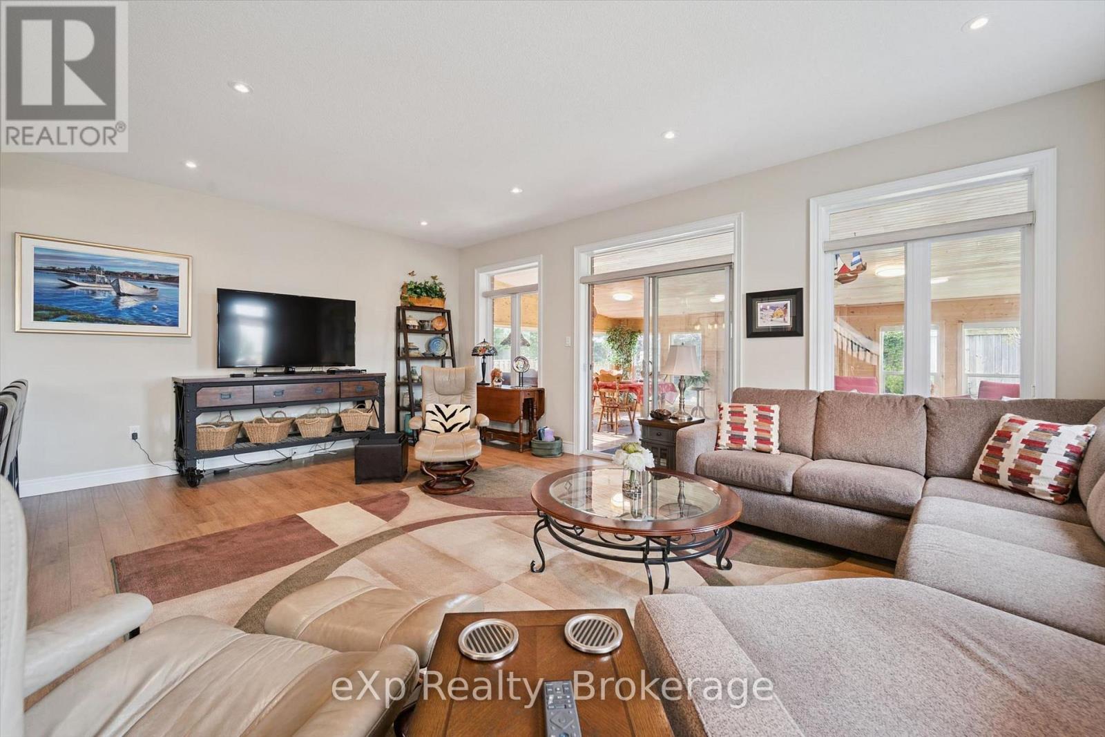 82 DRONE CRESCENT - Image 16