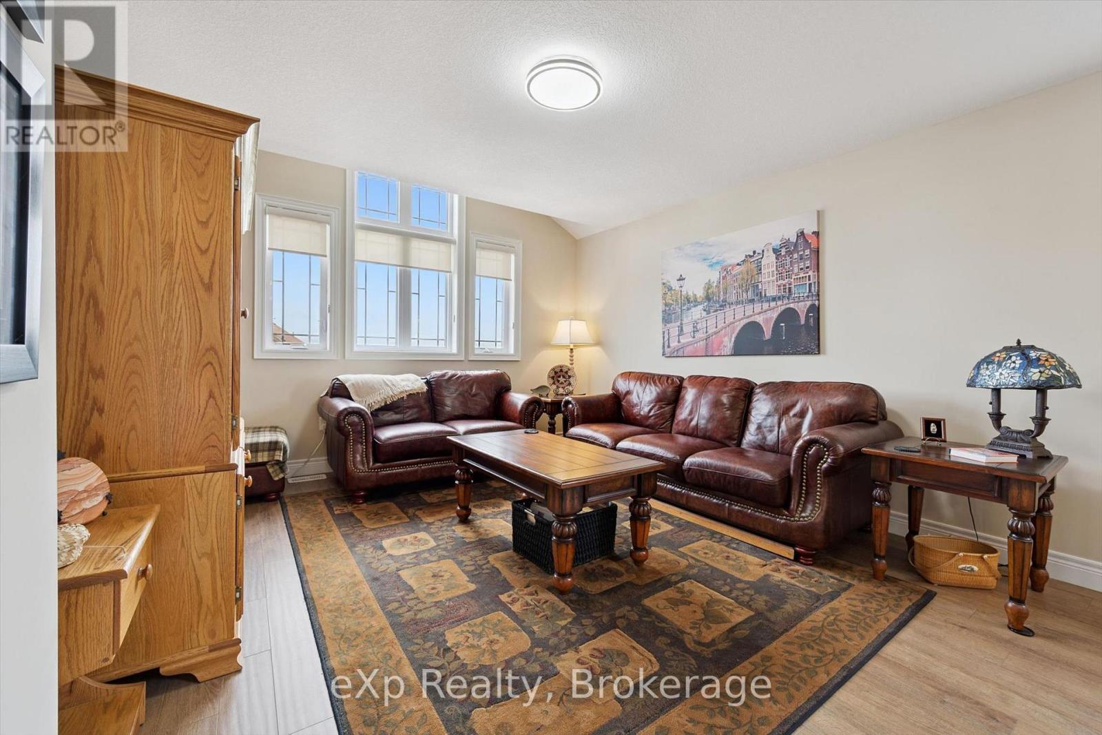 82 DRONE CRESCENT - Image 23