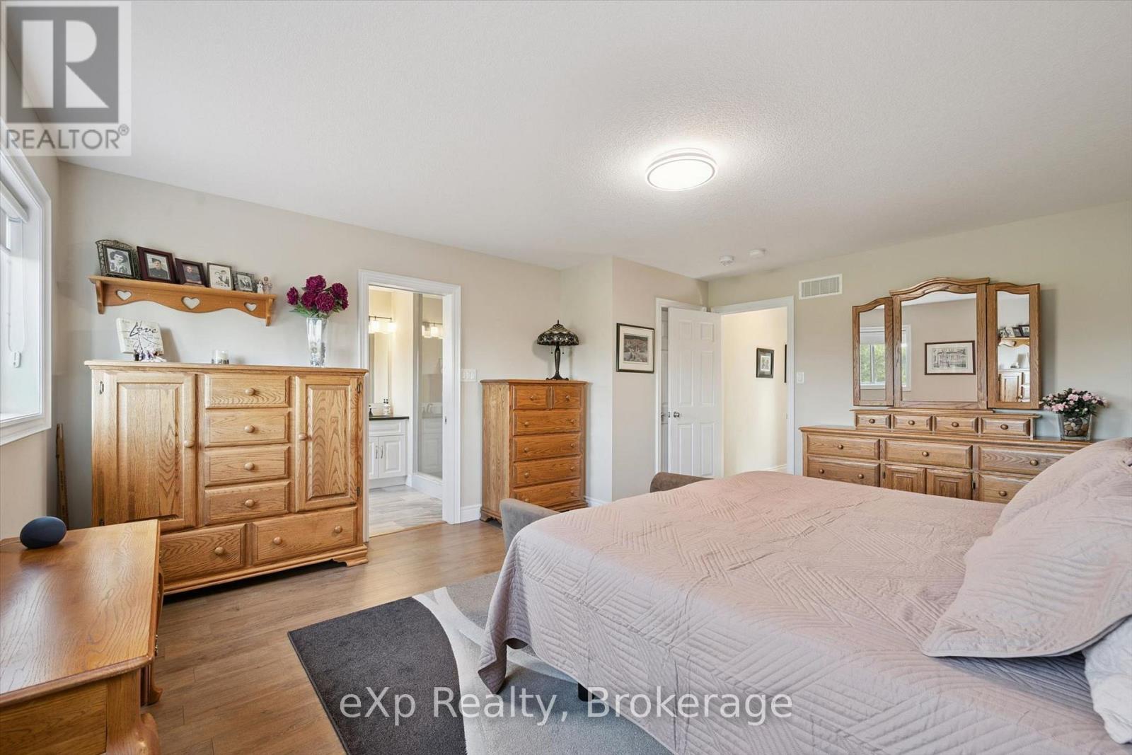 82 DRONE CRESCENT - Image 26