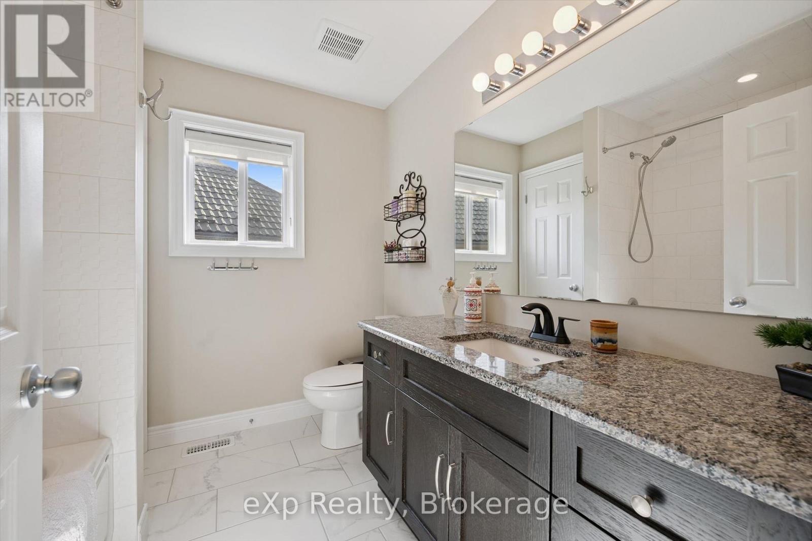 82 DRONE CRESCENT - Image 33