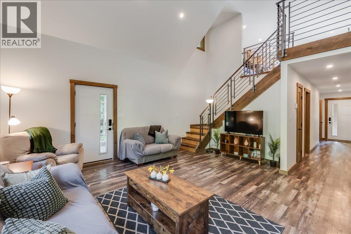 809 Slocan Street - Image 15