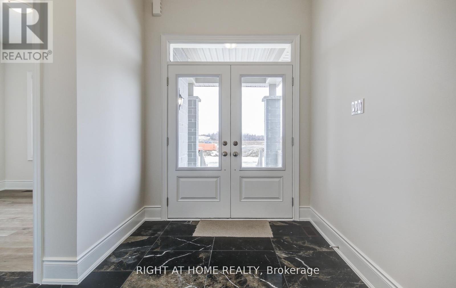 51 LORRAIN HAND CRESCENT, Georgina (Keswick South) — photo 2