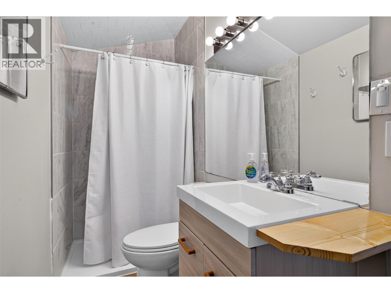  998 Manhattan Drive, Kelowna