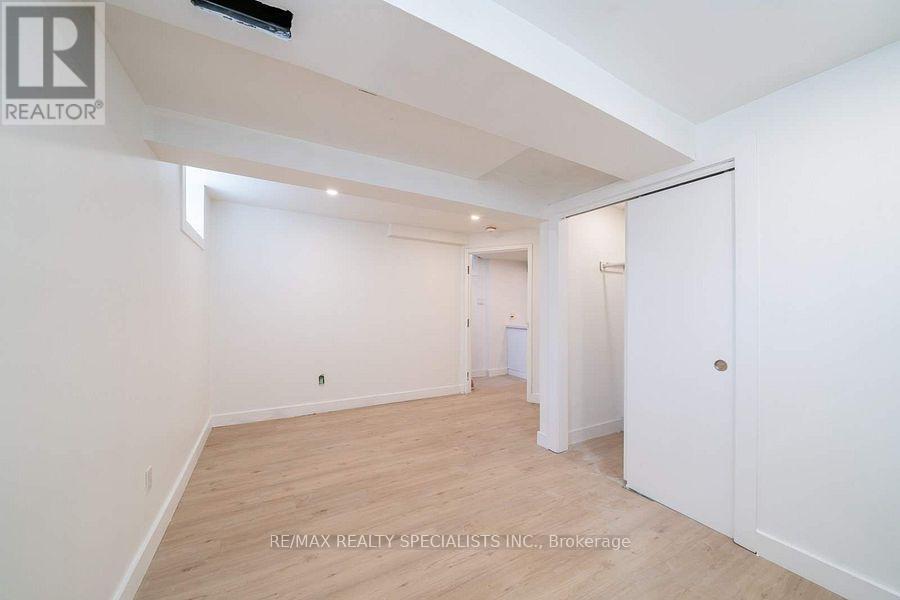 LOWER - 29 GOODWOOD AVENUE, Toronto (Corso Italia-Davenport) — photo 12