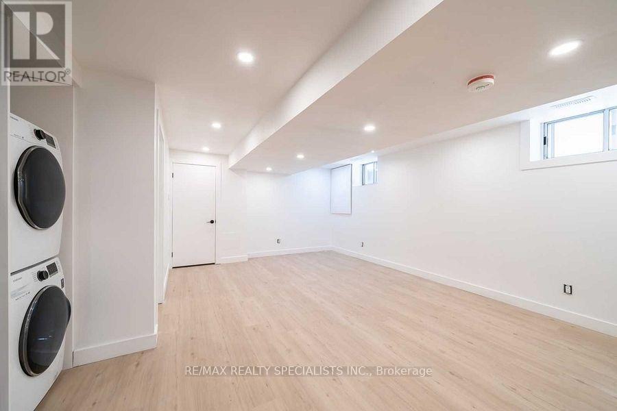 LOWER - 29 GOODWOOD AVENUE, Toronto (Corso Italia-Davenport) — photo 7