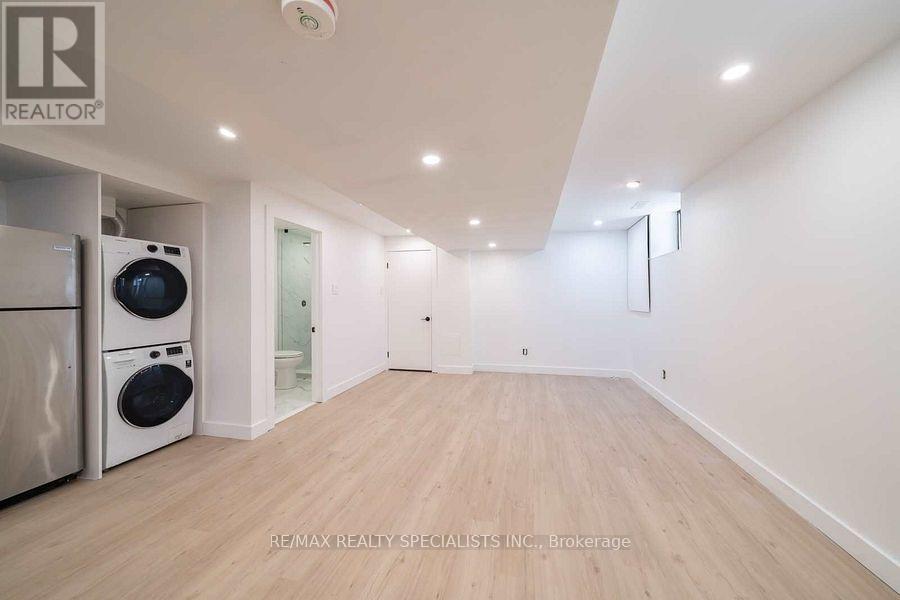 LOWER - 29 GOODWOOD AVENUE, Toronto (Corso Italia-Davenport) — photo 8