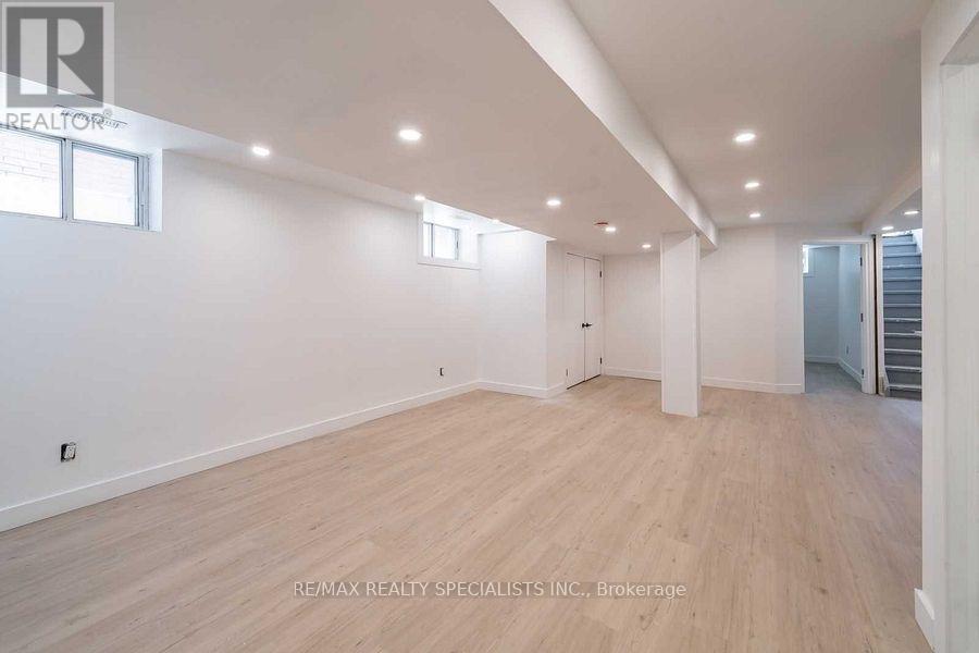LOWER - 29 GOODWOOD AVENUE, Toronto (Corso Italia-Davenport) — photo 9