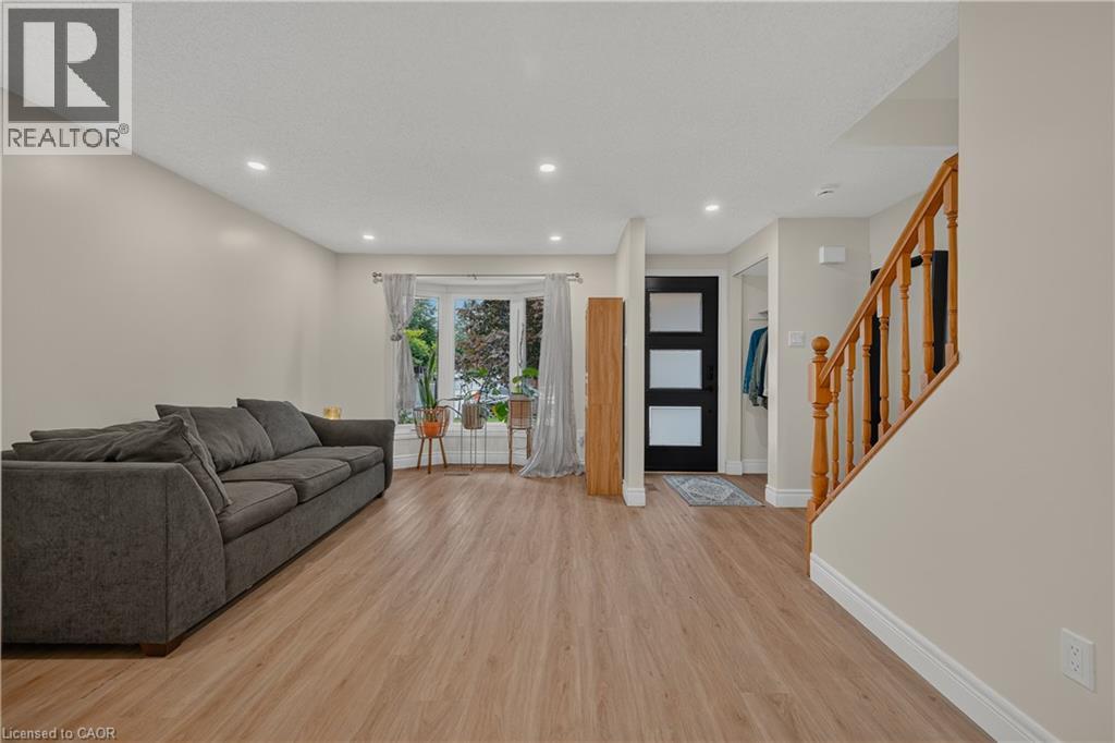949 ELGIN Street N — photo 3