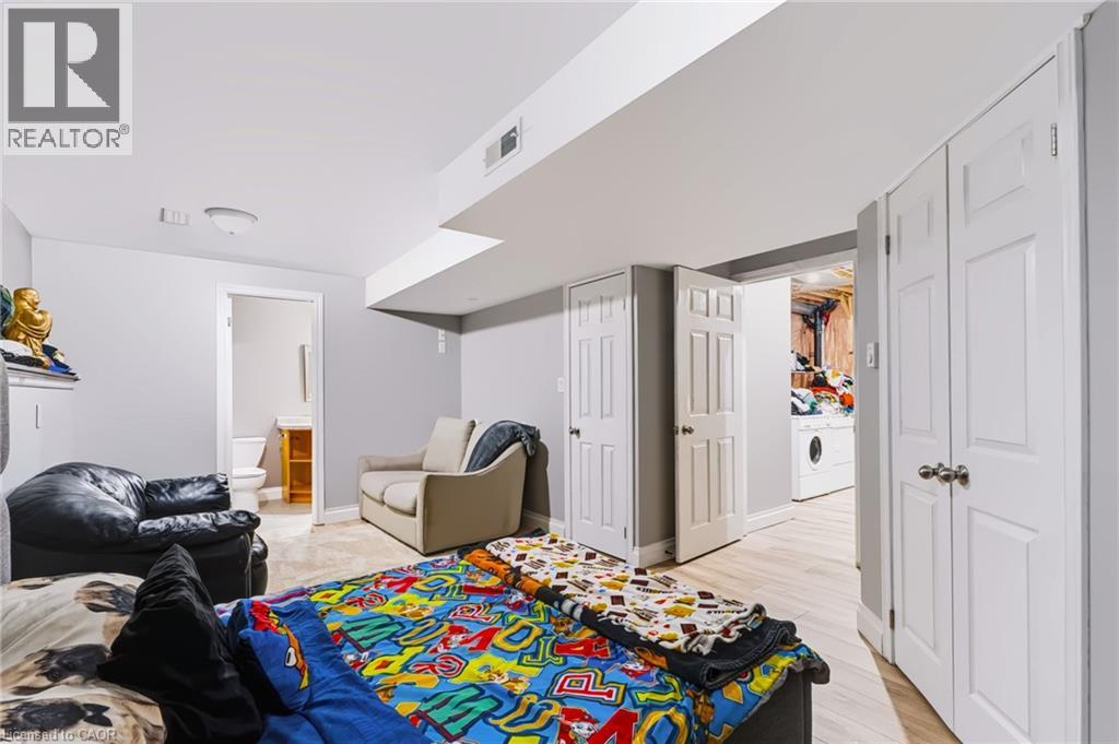 24 Fallingbrook Crescent — photo 31